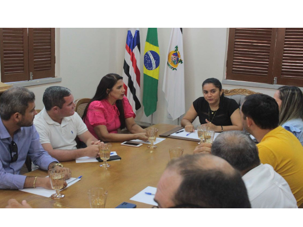 Vanessa Maia reúne com representantes da Caema para tentar resolver o problema da falta de água em Pedreiras.